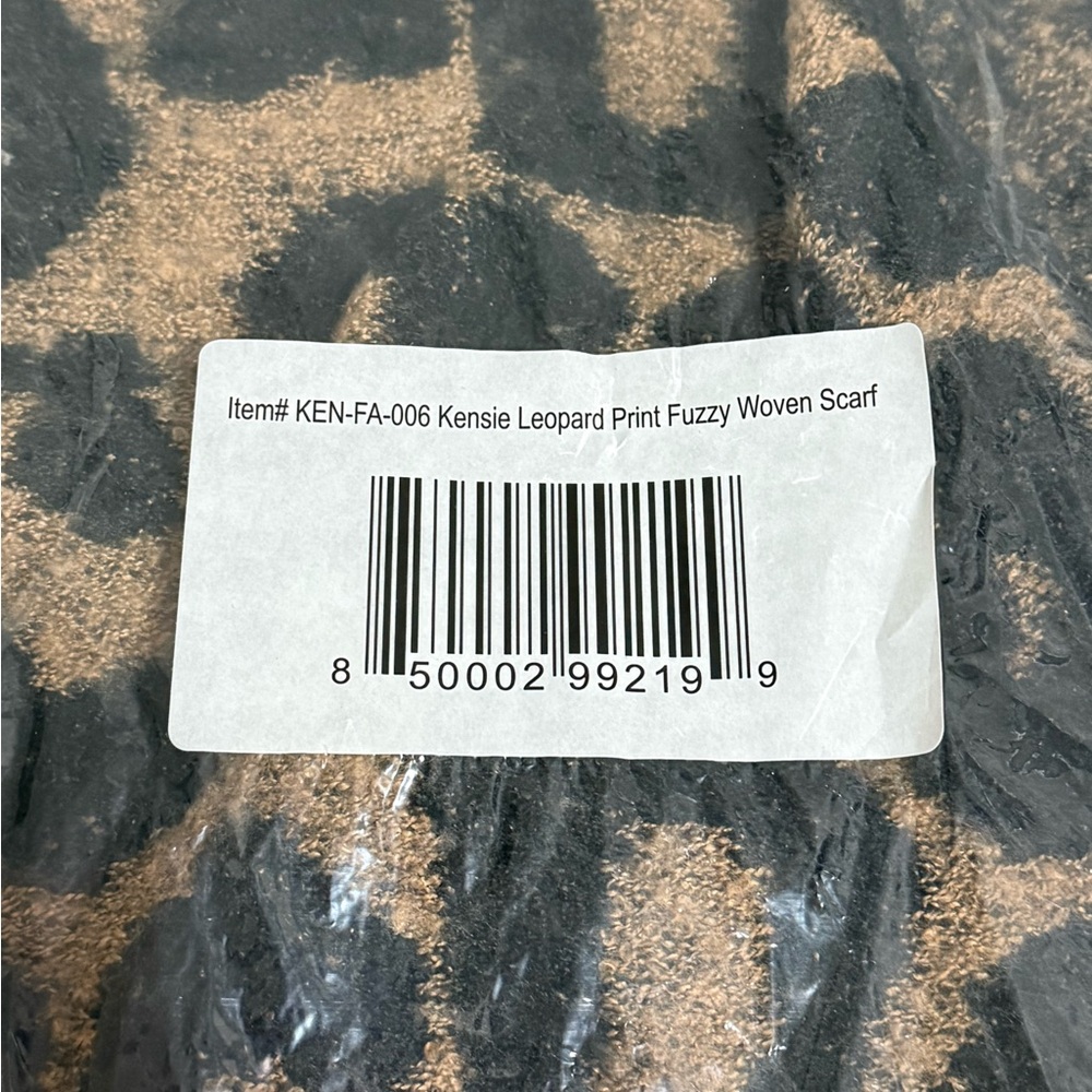 NWT Kensie Leopard Print Fuzzy Scarf - Picture 6 of 7
